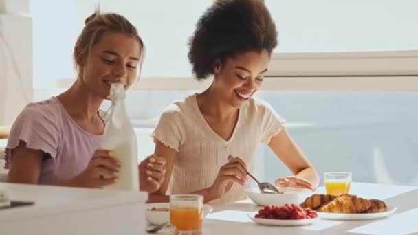 Dos Mujeres Felices Desayunan Casa Por Mañana — Vídeo de stock