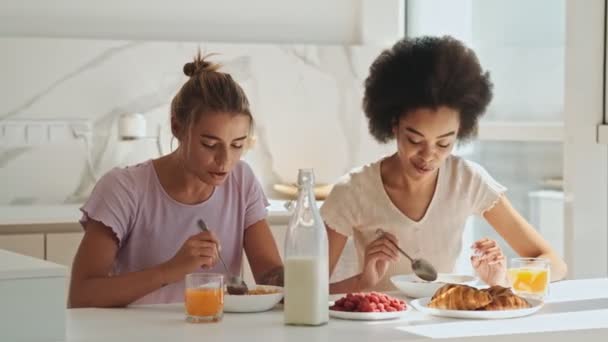 Dos Mujeres Positivas Están Comiendo Muesli Para Desayuno Mañana Casa — Vídeo de stock