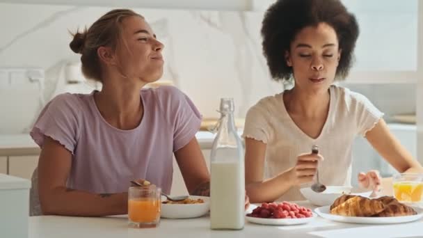 Две Счастливые Женщины Едят Мюсли Завтрак Утром Дома — стоковое видео