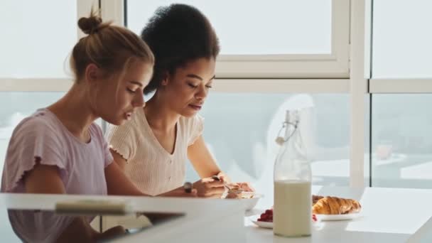 Дві Щасливі Жінки Їдять Кашу Сніданок Вранці Вдома — стокове відео