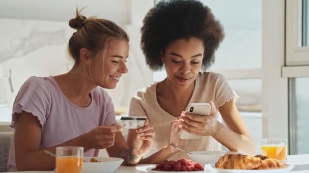 Dvě Šťastné Ženy Používají Smartphone Kreditní Kartu Převodu Peněz Během — Stock video