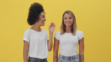 Pozitif kadınlar, sarı arka planda izole edilmiş sırlarını paylaşıyorlar.