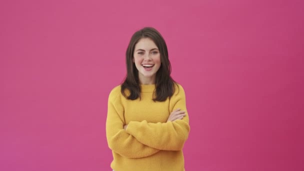 스웨터를 긍정적 여자가 고개를 — 비디오