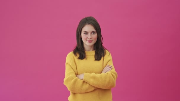 스웨터를 여성이 엄지손가락을 모으는 몸짓을 — 비디오