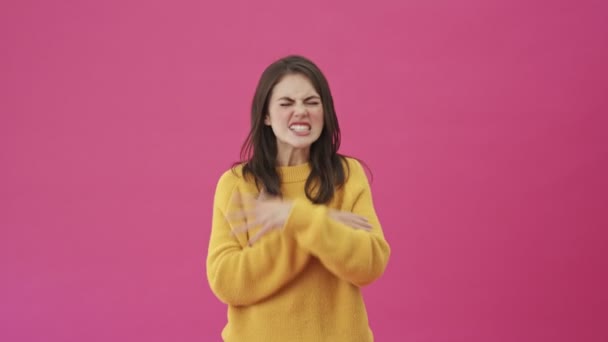 Une Femme Colère Dans Pull Jaune Crie Regardant Caméra Debout — Video