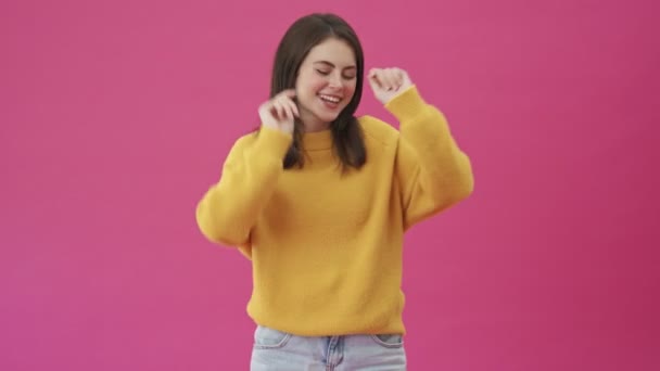 Une Femme Heureuse Dans Pull Jaune Danse Isolée Sur Fond — Video