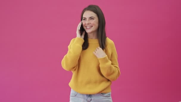 Une Femme Souriante Dans Pull Jaune Parle Sur Smartphone Isolé — Video