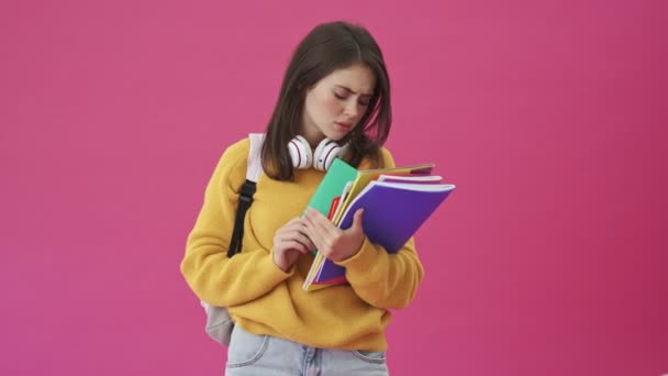 Uma Mulher Estudante Triste Está Segurando Muitos Livros Papel Isolado — Vídeo de Stock