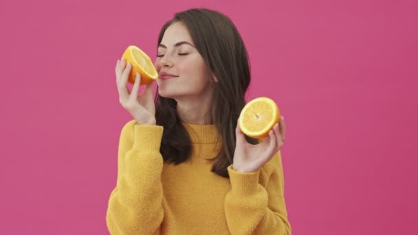 Eine Fröhliche Frau Amüsiert Sich Mit Orangen Die Isoliert Vor — Stockvideo