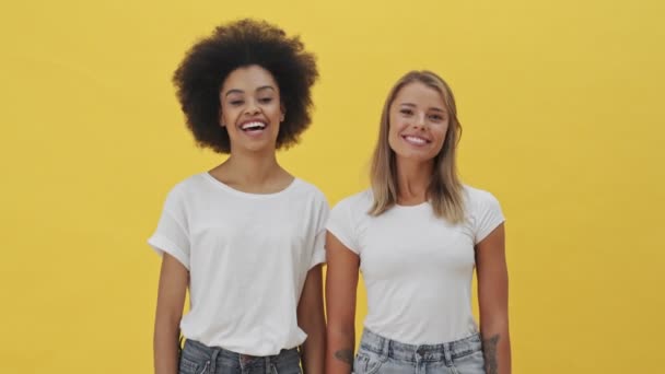 Atrakcyjne Kobiety Pokazują Gest Kciuka Górę Stojący Żółtym Tle — Wideo stockowe