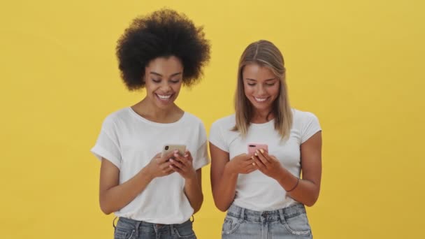 Las Mujeres Sonrientes Están Utilizando Sus Teléfonos Inteligentes Pie Aislados — Vídeo de stock