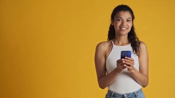 Una Joven Feliz Está Usando Teléfono Inteligente Mostrando Gesto Pulgar — Vídeo de stock