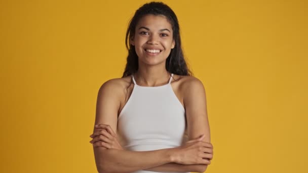 Una Joven Sorprendida Escucha Espectador Sonríe Aislada Sobre Fondo Amarillo — Vídeo de stock