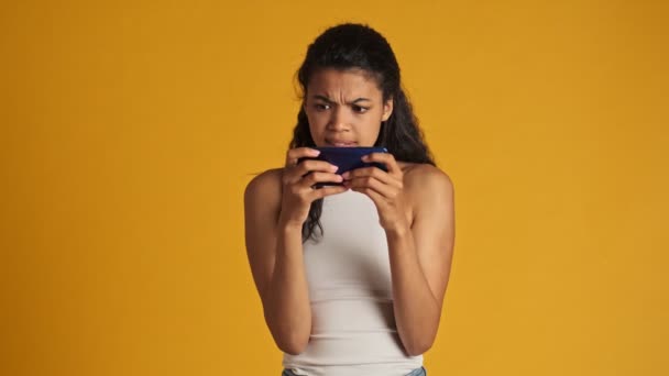 Μια Ευτυχισμένη Νεαρή Γυναίκα Κερδίζει Παιχνίδι Στο Smartphone Της Στέκεται — Αρχείο Βίντεο