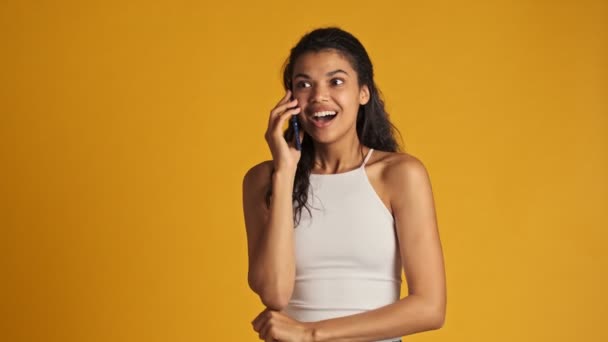 Una Hermosa Mujer Joven Está Hablando Teléfono Inteligente Mientras Hace — Vídeos de Stock