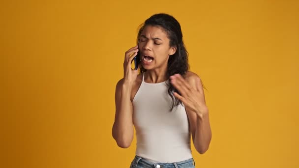 Μια Δυσαρεστημένη Θυμωμένη Νεαρή Γυναίκα Μιλάει Στο Smartphone Της Και — Αρχείο Βίντεο