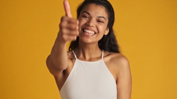 Uma Jovem Mulher Feliz Está Mostrando Gesto Polegar Para Cima — Vídeo de Stock