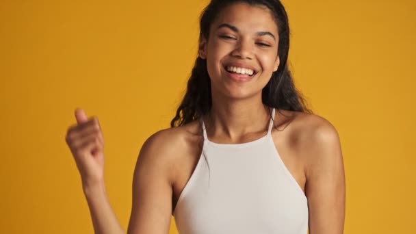 Uma Visão Perto Uma Jovem Mulher Feliz Está Mostrando Gesto — Vídeo de Stock