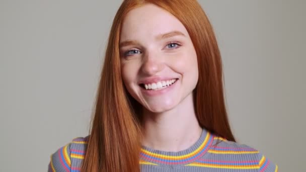 Mladý Pěkný Ryšavý Pozitivní Žena Představovat Izolované Přes Bílou Zeď — Stock video