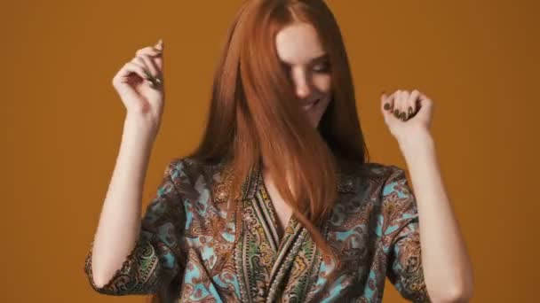 Une Jeune Femme Heureuse Danse Isolée Sur Fond Brun — Video