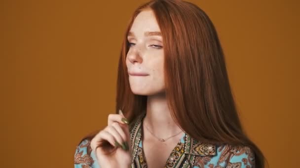 Šťastná Mladá Žena Pózuje Kameru Stojící Izolovaně Nad Hnědým Pozadím — Stock video