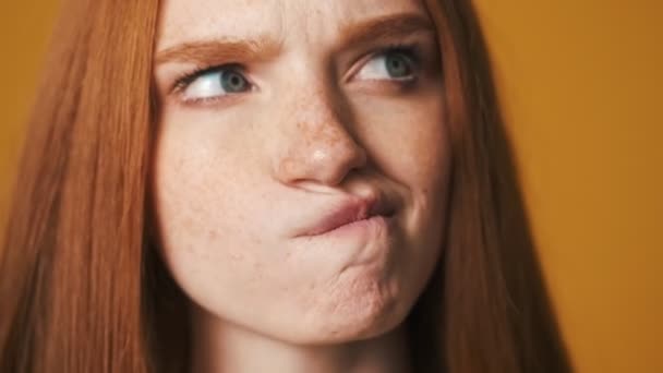 Una Visión Cerca Una Mujer Joven Pensamiento Emocional Aislado Sobre — Vídeos de Stock