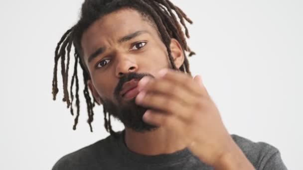 Genç Afrikalı Konsantre Bir Adam Beyaz Duvar Arkasında Izole Edilmiş — Stok video