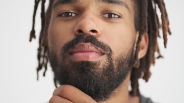Joven Africano Satisfecho Hombre Concentrado Mirando Cámara Como Espejo Aislado — Vídeo de stock