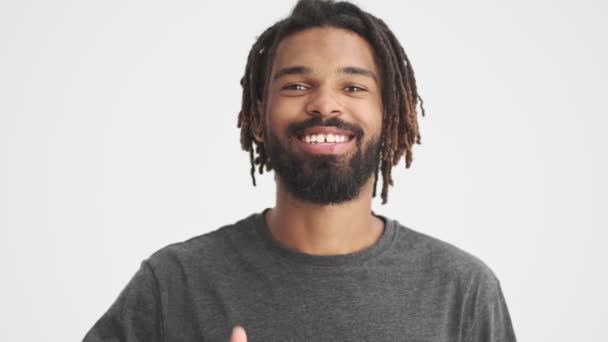 Młody Afrykański Szczęśliwy Człowiek Pokazując Kciuki Górę Gest Odizolowany Białym — Wideo stockowe