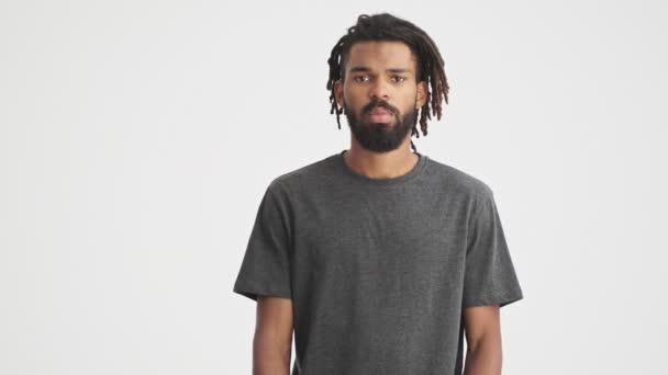 Genç Afrikalı Negatif Bir Adam Beyaz Duvar Arkasında Izole Edilmiş — Stok video