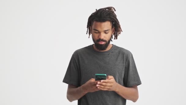 Giovane Uomo Serio Africano Isolato Sfondo Bianco Parete Utilizzando Telefono — Video Stock