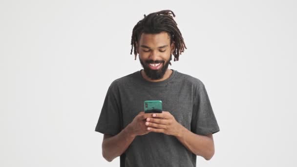 Jonge Afrikaanse Gelukkig Positieve Man Geïsoleerd Witte Muur Achtergrond Met — Stockvideo