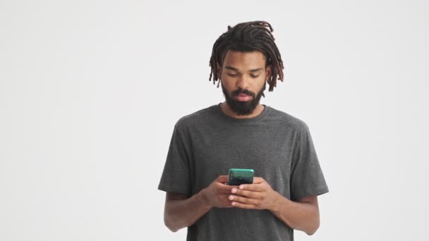 Genç Afrikalı Şok Olmuş Bir Adam Cep Telefonu Kullanarak Beyaz — Stok video
