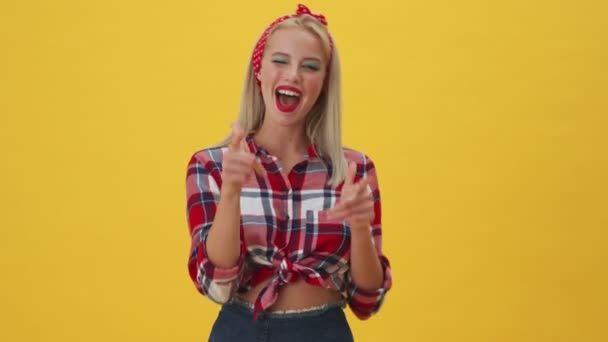 Uma Jovem Feliz Está Apontando Para Câmera Isolado Sobre Fundo — Vídeo de Stock