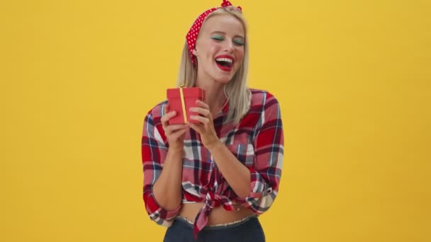 Una Joven Feliz Sostiene Una Caja Regalo Pie Aislada Sobre — Vídeo de stock