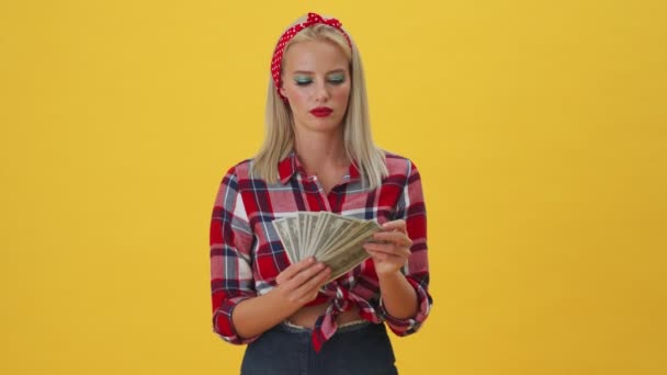 Красивая Молодая Женщина Позирует Деньгами Стоящими Изоляции Желтом Фоне — стоковое видео