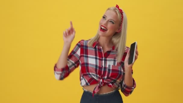 Une Jeune Femme Heureuse Écoute Musique Son Smartphone Danse Debout — Video