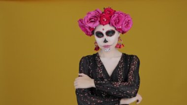 Karnaval kostümlü üzgün bir kadın sarı arka planda tek başına duruyor.