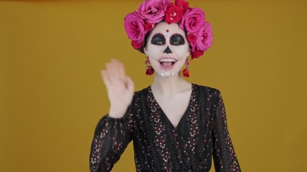 Una Donna Felice Costume Carnevale Sta Agitando Mano Inviando Bacio — Video Stock