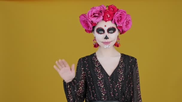 Una Donna Felice Costume Carnevale Sta Agitando Mano Gesto Ciao — Video Stock