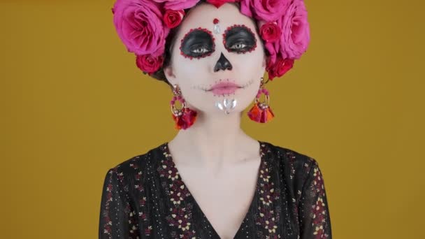 Una Mujer Seria Con Disfraz Carnaval Está Mirando Través Mirilla — Vídeo de stock