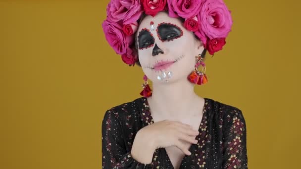 Una Donna Felice Costume Carnevale Sta Ridendo Piedi Isolato Sfondo — Video Stock