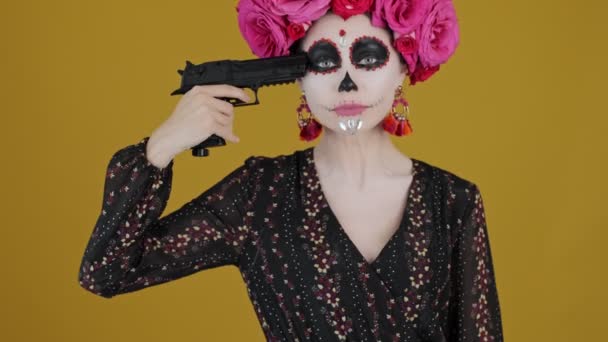 Una Mujer Asustada Con Disfraz Carnaval Sostiene Arma Cerca Templo — Vídeo de stock