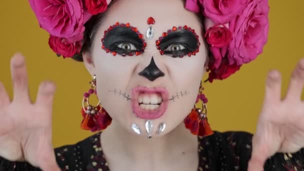 Una Vista Cerca Una Mujer Emocional Disfraz Carnaval Está Haciendo — Vídeo de stock