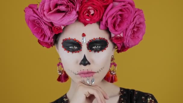 Una Visión Cerca Mujer Seria Disfraz Carnaval Está Pensando Algo — Vídeo de stock
