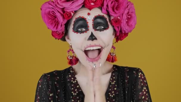 Una Donna Felice Costume Carnevale Sta Applaudendo Isolato Sfondo Giallo — Video Stock