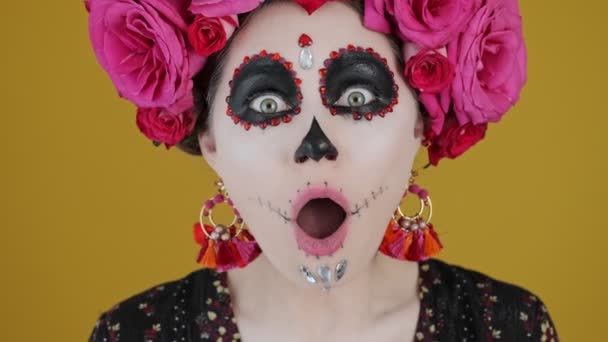 Una Vista Cerca Mujer Sorprendida Disfraz Carnaval Regocija Sonríe Aislado — Vídeo de stock