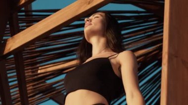 Sıska, seksi bir genç kadının alttaki görüntüsü sabahın köründe sahildeki oyukta yürüyor.