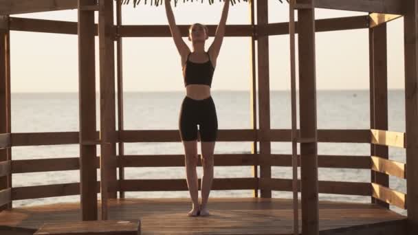 Una Joven Tranquila Está Haciendo Yoga Playa Por Mañana — Vídeos de Stock