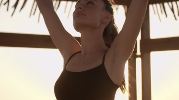 Eine Abgeschnittene Ansicht Einer Fokussierten Jungen Frau Macht Morgens Yoga — Stockvideo